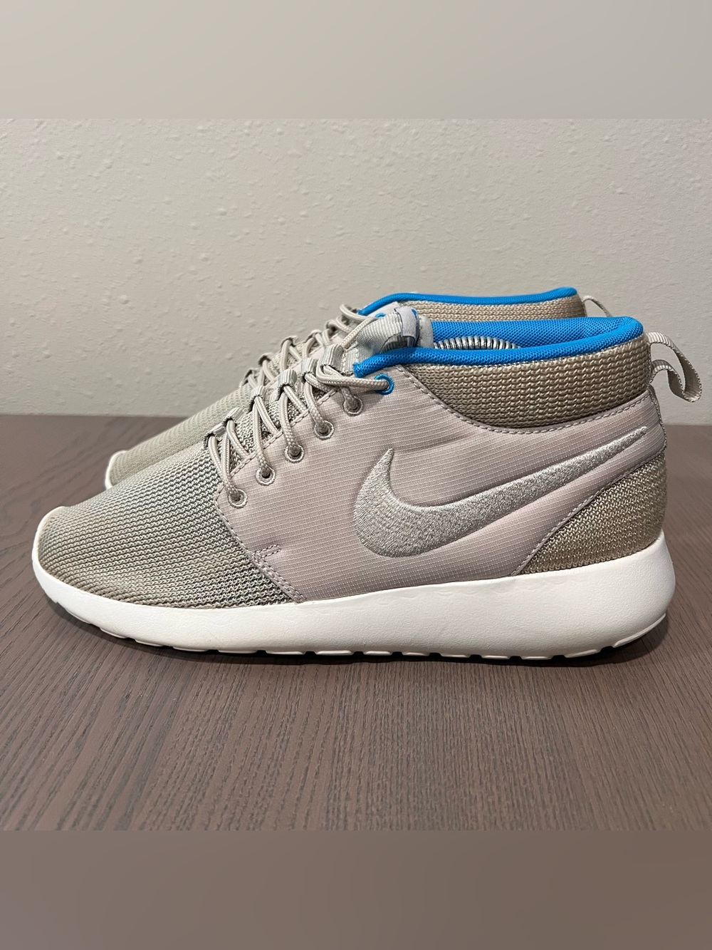 SIZE 8.5 MENS NIKE ROSHE RUN MID - Picture 2 of 6